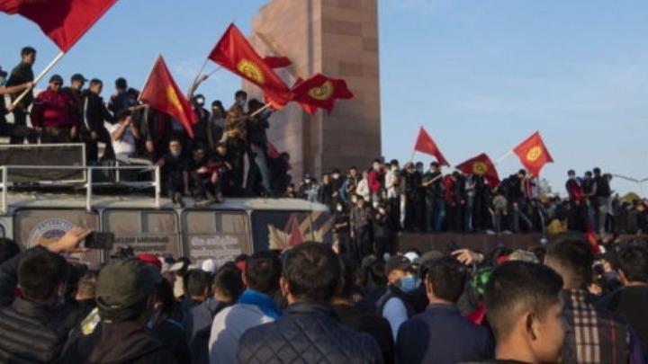 Κιργιστάν: Στα πρόθυρα εξέγερσης η χώρα λόγω των διαδηλώσεων που ξέσπασαν μετά τις αμφισβητούμενες βουλευτικές εκλογές