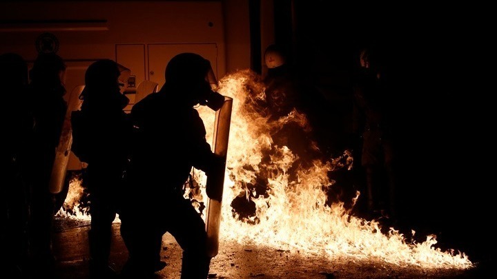 Μολότοφ εναντίον διμοιρίας των ΜΑΤ