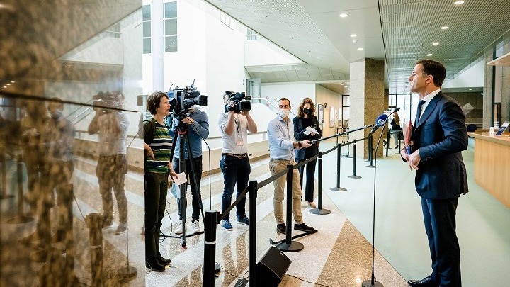 Ο Ολλανδός πρωθυπουργός καταφέρεται κατά του προέδρου Ερντογάν μπροστά στις κάμερες