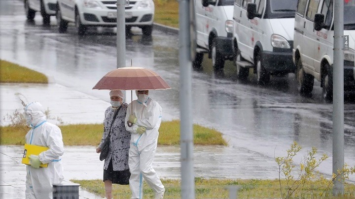 Ρωσία: Όλοι οι γιατροί που δουλεύουν με ασθενείς που έχουν μολυνθεί από τον Covid-19, θα εμβολιασθούν έως το τέλος του χρόνου