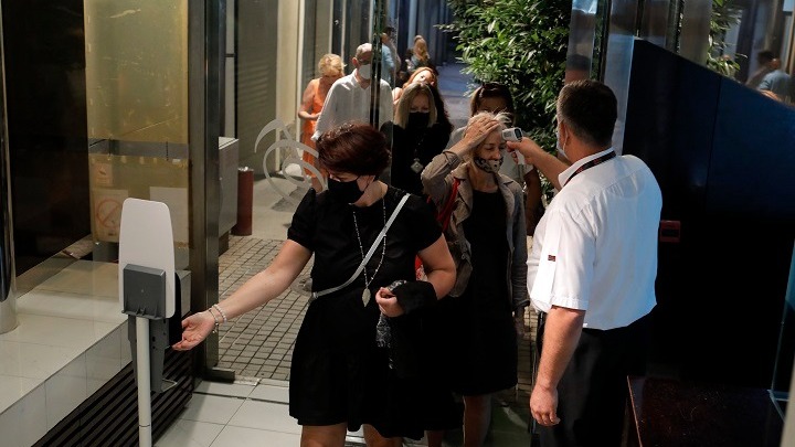 Σερβία-κορονοϊός: Αυστηρή σύσταση για χρήση μάσκας και σε εξωτερικούς χώρους