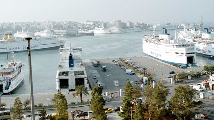 Σύγκρουση φορτηγού πλοίο με πολεμικό σκάφος έξω από το λιμάνι του Πειραιά. Δύο άτομα περισυνελέγησαν από τη θάλασσα