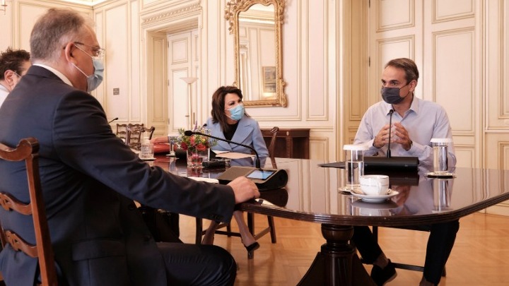 Σύσκεψη υπό τον πρωθυπουργό με Εσωτερικών, ΚΕΔΕ και την Επιτροπή “Ελλάδα 2021”: Το 2021 είναι φυγή προς τα εμπρός