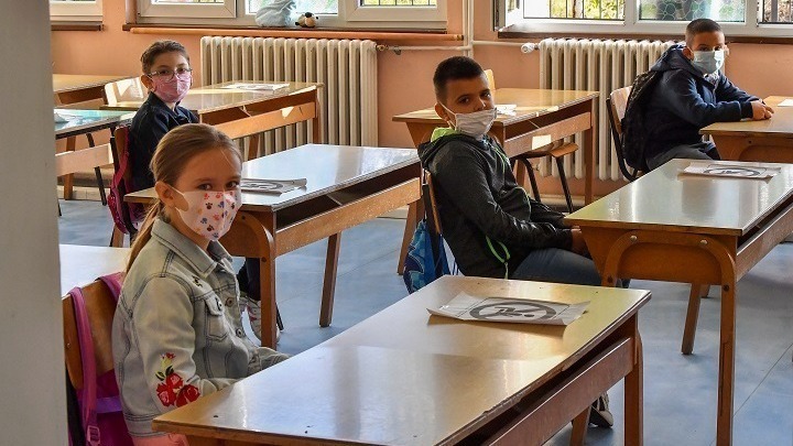 Τα ανοικτά παράθυρα στις σχολικές τάξεις μειώνουν έως 40% τα σταγονίδια με κορονοϊό στον αέρα