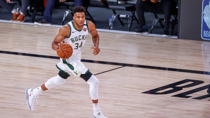 Τα δώρα και η αφιέρωση του Giannis στον Τσιτσιπά (vid)