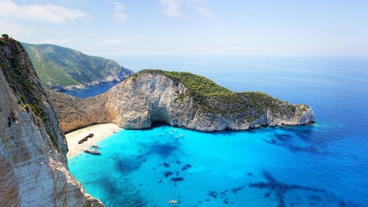 Το Λονδίνο προσθέτει Λέσβο, Τήνο, Σέριφο, Σαντορίνη και Ζάκυνθο στον κατάλογο ασφαλών ταξιδιών