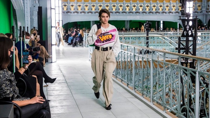 Το σύνθημα «Ψηφίστε» στη συλλογή του Louis Vuitton