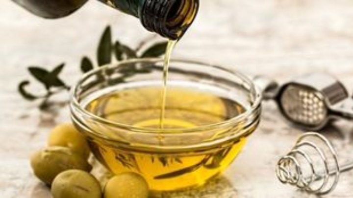 Με ποιο κόλπο νοθεύουν το ελαιόλαδο και γιατί ανιχνεύεται δύσκολα (ΒΙΝΤΕΟ)