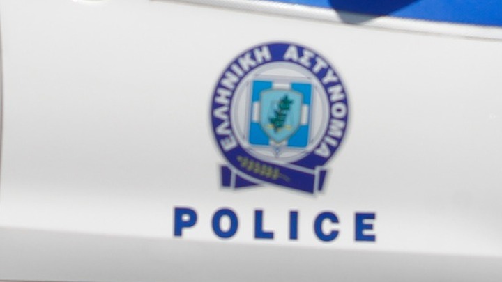 Τρεις συλλήψεις, 57 παραβάσεις καταστημάτων, 344 για μετακίνηση και 1.518 για μη χρήση μάσκας