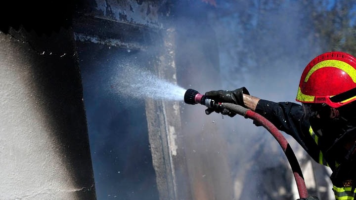 Υπό μερικό έλεγχο η πυρκαγιά σε κτίριο στα Πατήσια