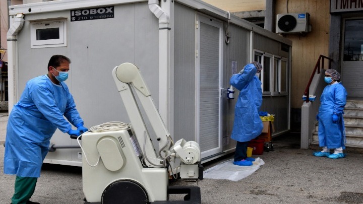 Έκκληση στην κυβέρνηση να μονιμοποιήσει τώρα τους επικουρικούς γιατρούς που εργάζονται στις δημόσιες ΜΕΘ, απηύθυνε ο Γιάνης Βαρουφάκης