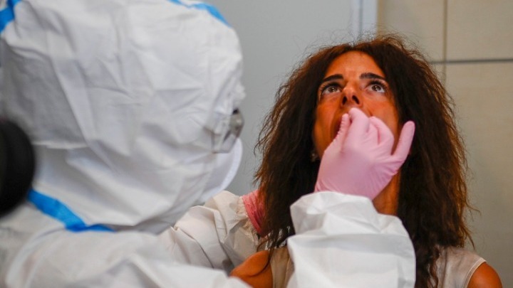 Μερικοί άνθρωποι υποψιάζονται ότι χάνουν τα δόντια τους εξαιτίας της Covid-19