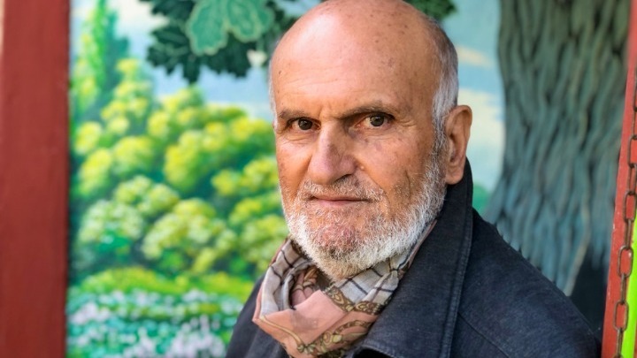 71χρονος «γκραφιτάς» με πινέλο ζωγράφισε ολόκληρο το χωριό του στην Πιερία