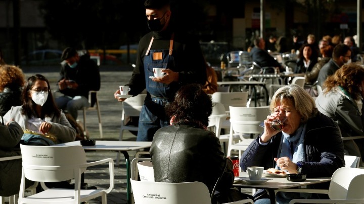Άνοιξαν μπαρ και εστιατόρια στη Βαρκελώνη έπειτα από 5 εβδομάδες