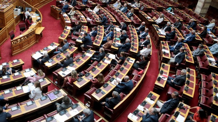 Βουλή- Υψηλοί τόνοι στη συζήτηση του ν/σ για τη μείωση των ασφαλιστικών εισφορών