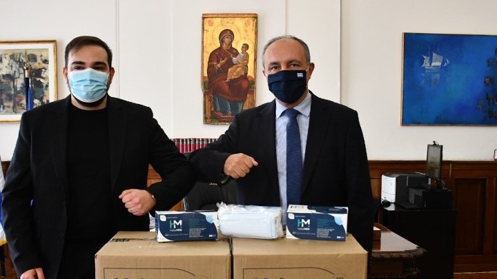 Χιλιάδες μάσκες για τους ανθρώπους που δίνουν μάχη κατά του κορονοϊού πρόσφερε εταιρεία στο ΥΜΑΘ