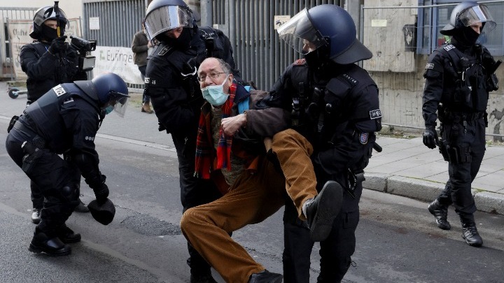 Διαδηλώσεις κατά της χρήσης μάσκας και των περιοριστικών μέτρων σε πολλές γερμανικές πόλεις