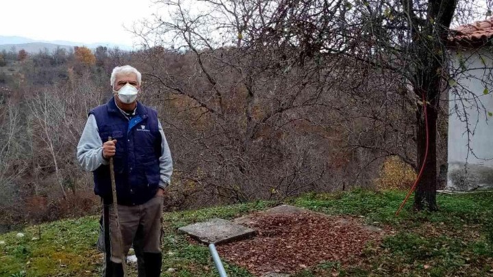 Δράμα: Καραντίνα με μάσκες κι αποστάσεις ασφαλείας σ’ ένα χωριό μόλις εννιά κατοίκων