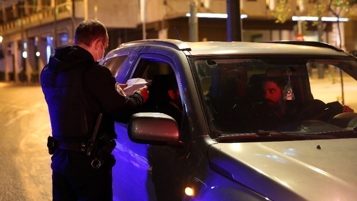 Δύο συλλήψεις, 16 παραβάσεις λειτουργίας καταστημάτων, 317 παραβάσεις σχετικά με τη μετακίνηση και 1.431 παραβάσεις για μη χρήση μάσκας
