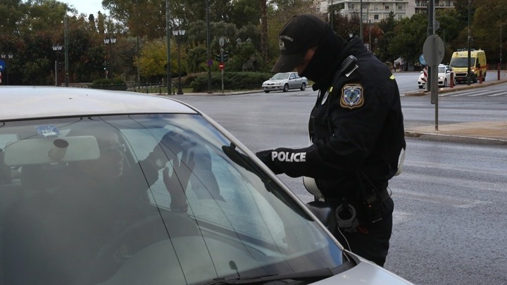 Δύο συλλήψεις και τέσσερις παραβάσεις λειτουργίας καταστημάτων, 585 για μετακίνηση και 698 για μη χρήση μάσκας, την πρώτη ημέρα των νέων περιοριστικών μέτρων
