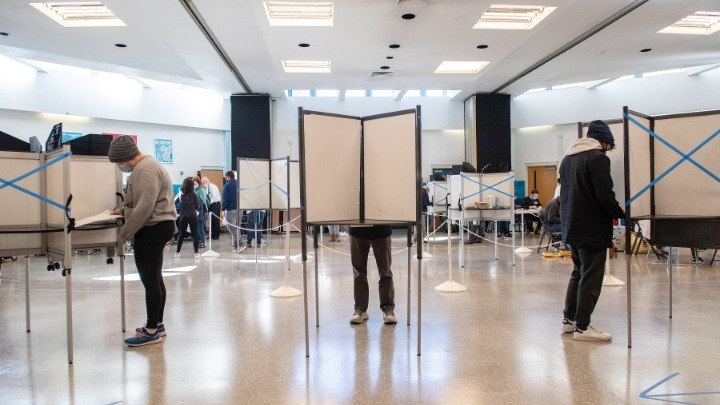 Έκλεισαν οι κάλπες στις πρώτες πολιτείες των ΗΠΑ