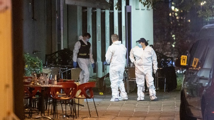 Επίθεση στη Βιέννη: Ο δράστης είχε καταδικασθεί για συμμετοχή σε τρομοκρατική οργάνωση-Τριήμερο εθνικό πένθος στην Αυστρία