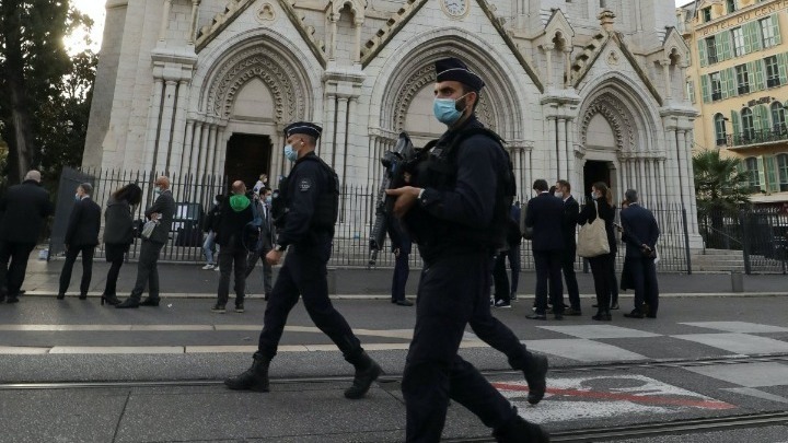 Επίθεση στη Νίκαια: Τρεις άνδρες αφέθηκαν ελεύθεροι, ανακρίθηκε Τυνήσιος