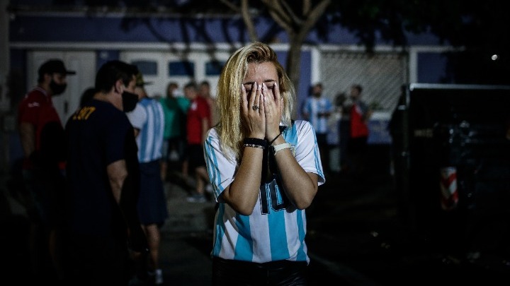 Φίλαθλοι τίμησαν την μνήμη του Μαραντόνα (pics)