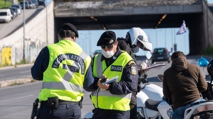 Κορονοϊός: Τέσσερις συλλήψεις, 28 παραβάσεις για λειτουργία καταστημάτων, 442 για μετακίνηση και 1.249 για μη χρήση μάσκας