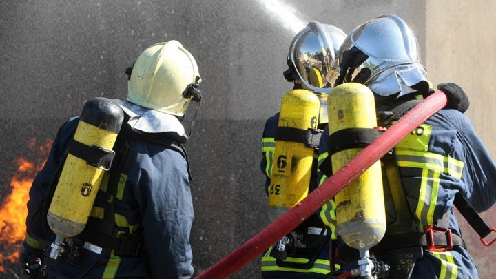 Μικρής έκτασης η πυρκαγιά στο ΚΥΤ Σάμου, σύμφωνα με το υπ. Μετανάστευσης