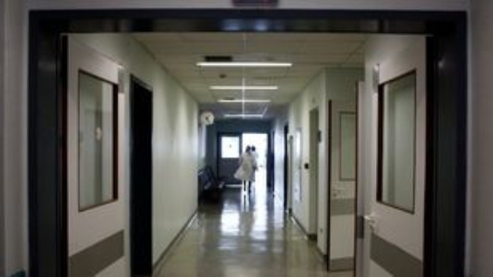 Πανό έξω από ιδιωτική κλινική που επίταξε το υπουργείο Υγείας
