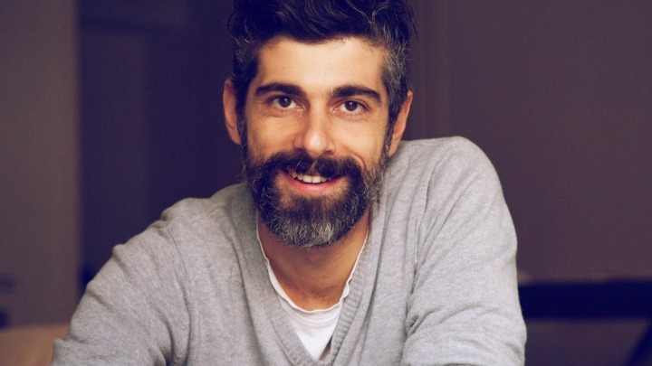 «Πρόσωπα του Ήρωα»: Το θεατρικό αναλόγιο του ΚΠΙΣΝ σε σκηνοθεσία Έκτορα Λυγίζου