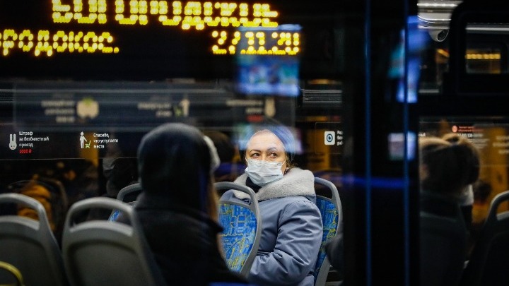 Ρωσία: Ξεκινούν οι μαζικές κλινικές δοκιμές του δεύτερου εμβολίου EpiVacCorona