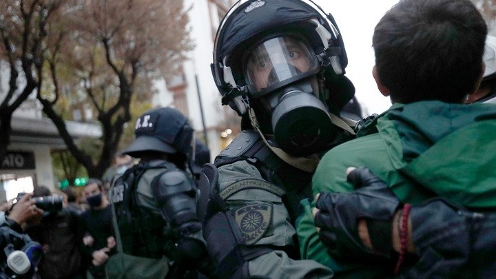 Σε 27 προσαγωγές προχώρησαν οι αστυνομικές δυνάμεις στην Πάτρα