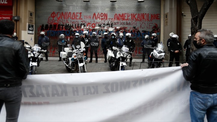 Στεφάνια στο Πολυτεχνείο από αντιπροσωπείες των ΚΚΕ, ΚΝΕ, ΠΑΜΕ και ΣΦΕΑ και εκδήλωση διαμαρτυρίας στο προξενείο των ΗΠΑ