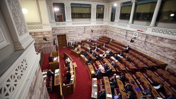 Στο ιατρείο της Βουλής ο πρωθυπουργός για να εκφράσει τα συλλυπητήρια του για τον θάνατο του ιατρού Γιάννη Μητρόπουλου