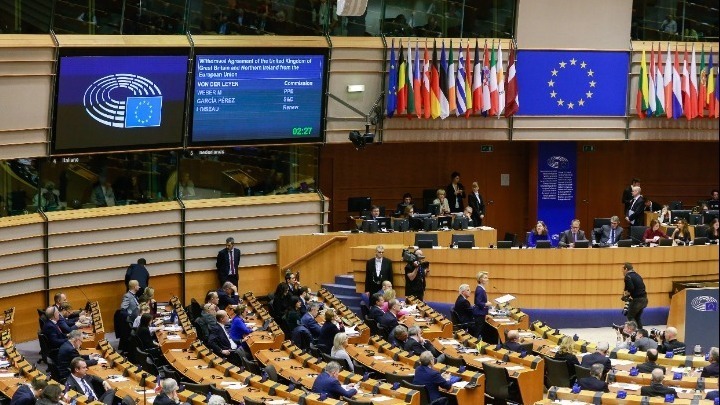 Συμφωνία Ευρωκοινοβουλίου-27: Σύνδεση της εκταμίευσης των ευρωπαϊκών πόρων με το κράτος δικαίου