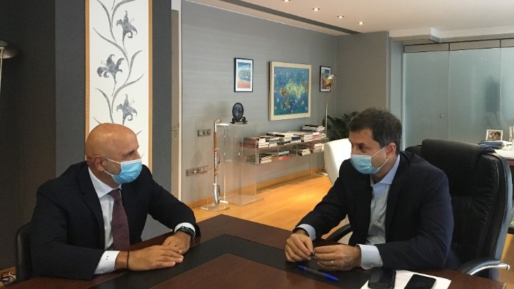 Συνάντηση υπουργού Τουρισμού Χάρη Θεοχάρη με τον Πρόεδρο της Ένωσης Ξενοδόχων Σάμου Μάνο Βαλή