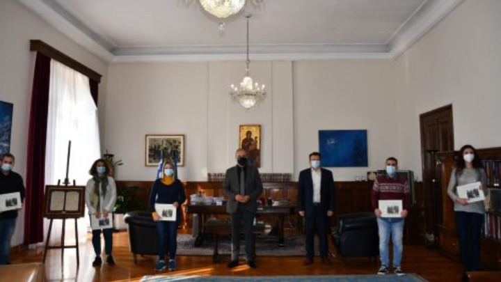 Θ. Καράογλου: “Φωτεινό παράδειγμα προσφοράς” οι εθελοντές νοσηλευτές