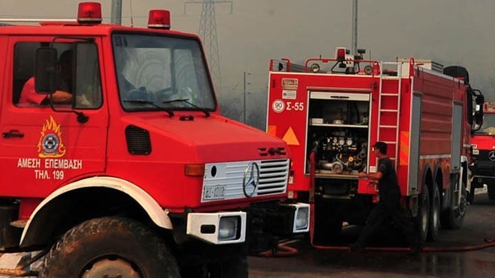 Υπό μερικό έλεγχο η πυρκαγιά σε εργοστάσιο ανακύκλωσης στη Νέα Ζωή Ασπροπύργου