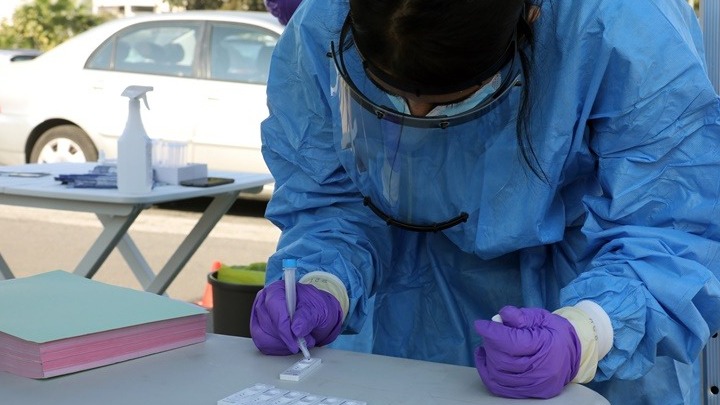 Έφτασαν και στην Κύπρο τα πρώτα εμβόλια