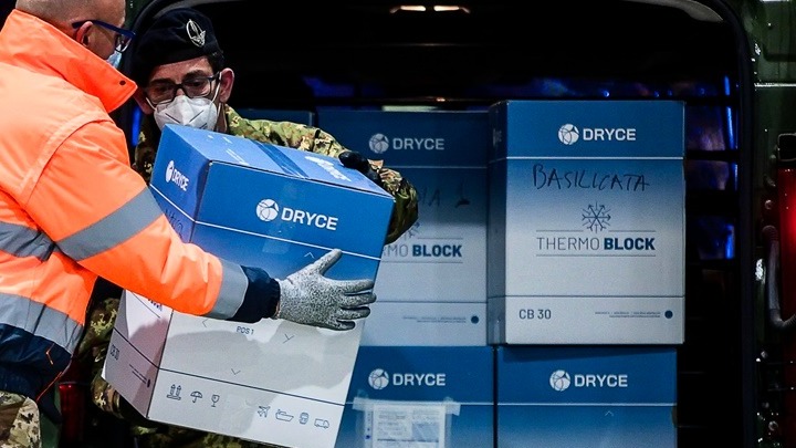 Εμβολιάστηκαν οι πρώτοι τρεις Ιταλοί. «Η χώρα μας ξυπνά και πάλι», δηλώνει ο Τζουζέπε Κόντε