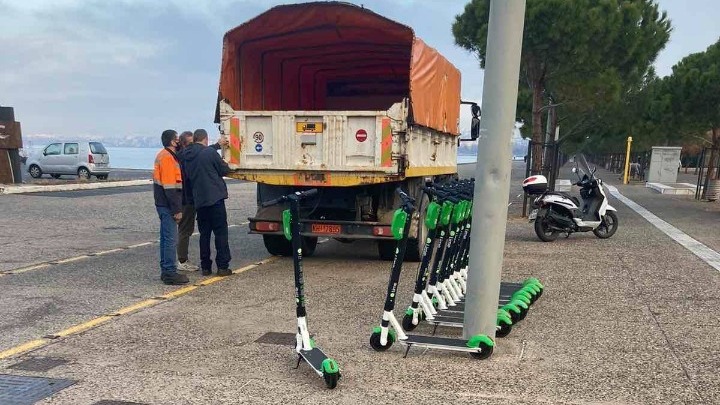 Επιχείρηση της δημοτικής αστυνομίας για απομάκρυνση ηλεκτρικών πατινιών