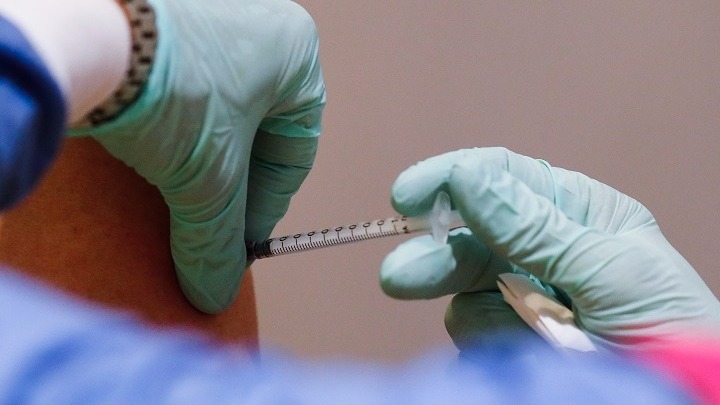 Αναβολή της χορήγησης της δεύτερης δόσης του εμβολίου λόγω της ανεπάρκειας, προτείνουν ειδικοί στην Γερμανία