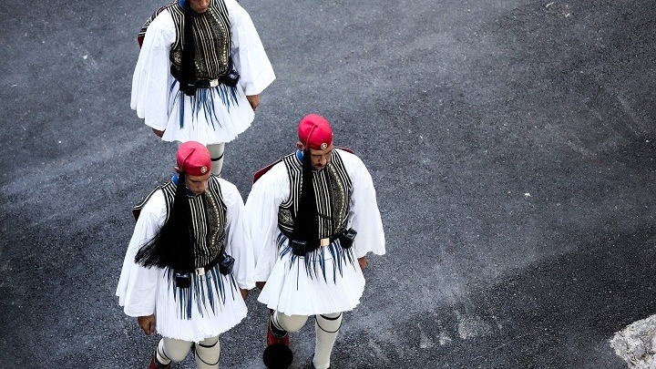 Από τις μπαρουτοκαπνισμένες βουνοπλαγιές του ’21 στις μολότοφ και τα δακρυγόνα του Συντάγματος – Η Προεδρική Φρουρά μετρά 152 χρόνια ζωής