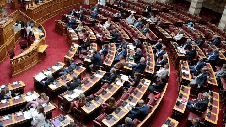 Βουλή-πολυνομοσχέδιο: Κριτική από την αντιπολίτευση κατά τη συζήτηση στην Ολομέλεια