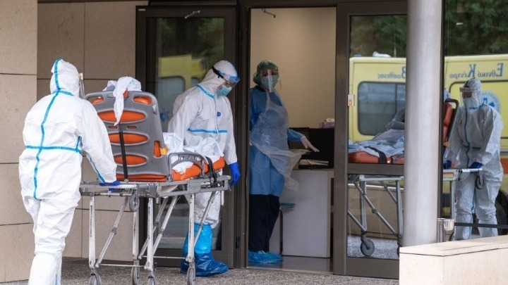 ΕΚΑΒ – Ασθενοφόρα και πληρώματα ελπίδας στη μάχη κατά της covid19