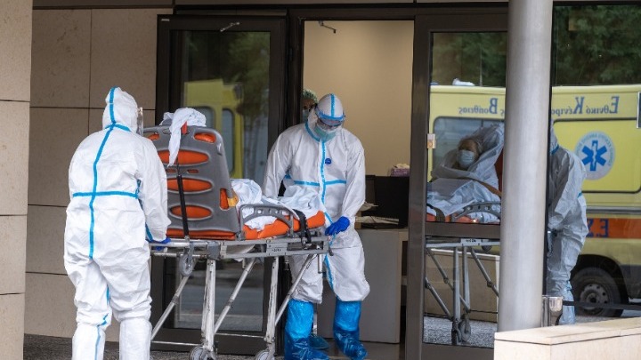 ΕΚΑΒ: Ασθενοφόρα και πληρώματα ελπίδας στη μάχη κατά της covid-19