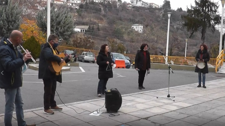 Εκπαιδευτικοί ψάλλουν τα κάλαντα σε γιατρούς και νοσηλευτές της Πέλλας