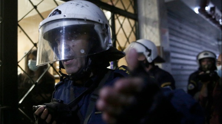 Ένταση στα Εξάρχεια – Περισσότερες από 100 προσαγωγές στο κέντρο της Αθήνας